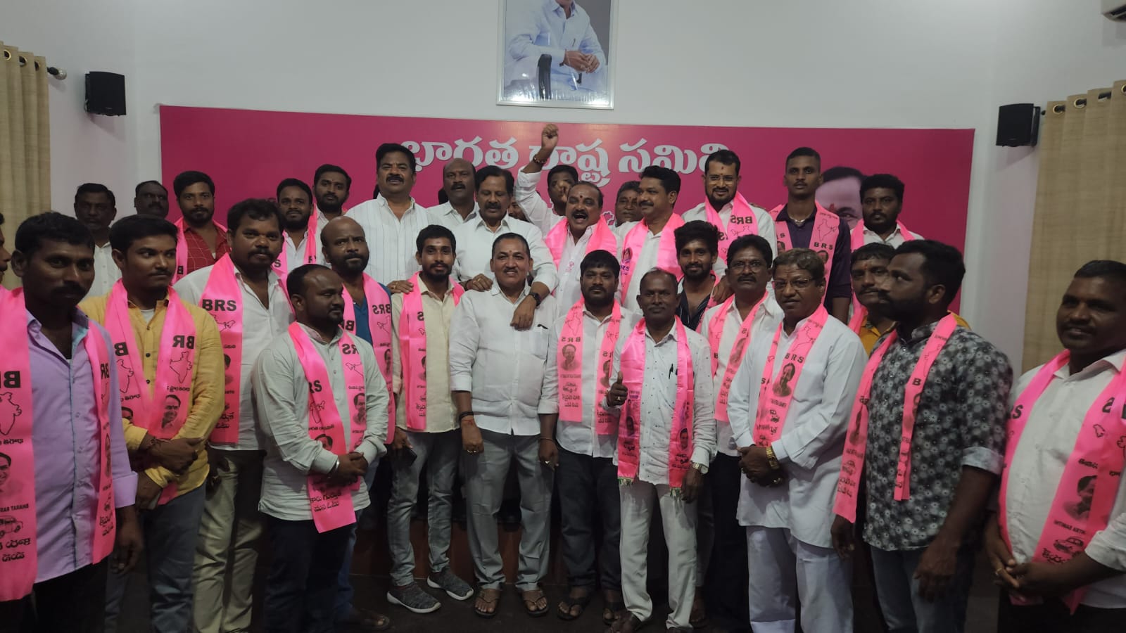 పూటకో  రంగు పులుముకుంటున్న ‘రాజకీయాలు”