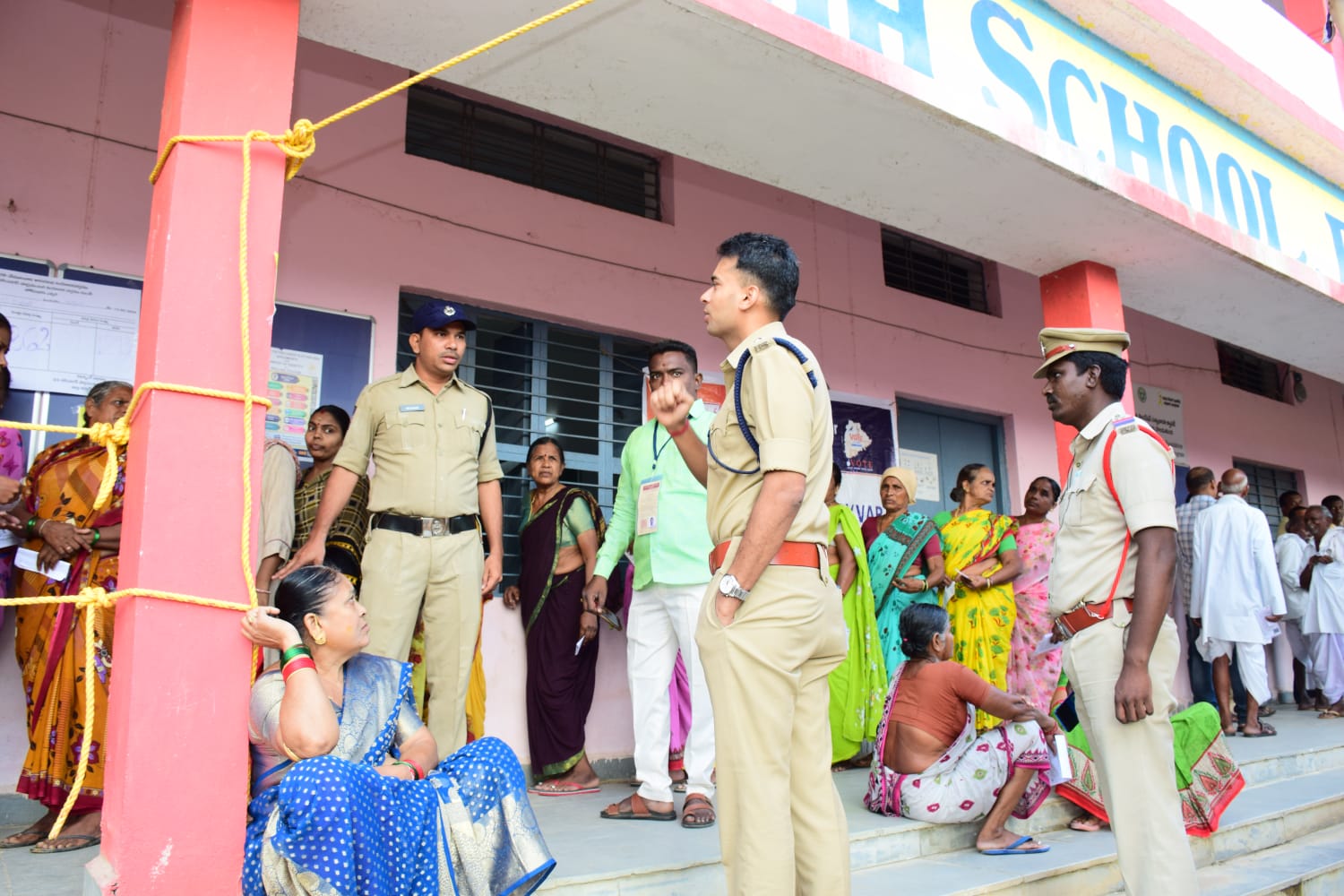 సమస్యాత్మక ప్రాంతాల పోలింగ్ బూత్ ల పై పోలీస్ ల ప్రత్యేక శ్రద్ధ.