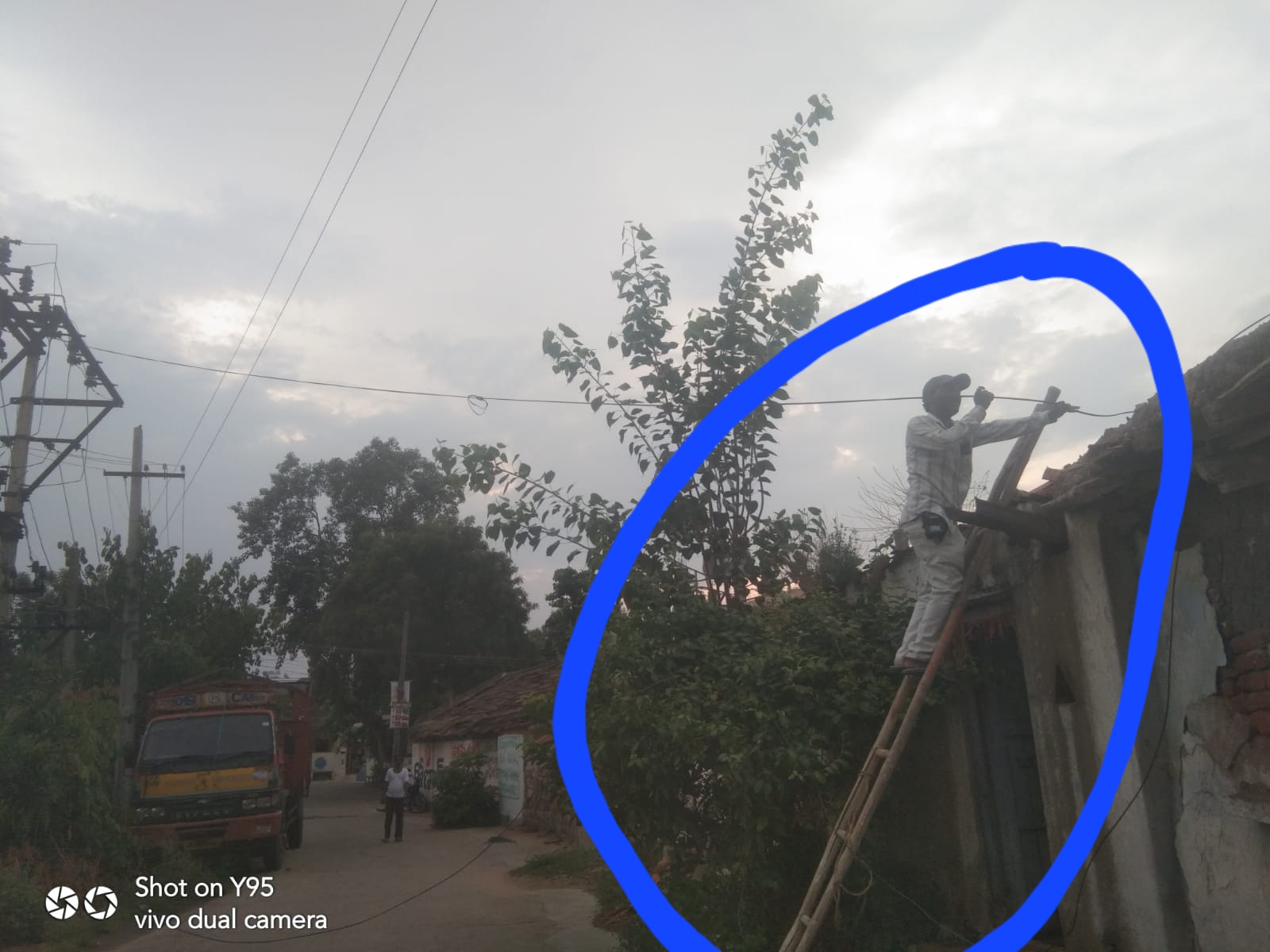 స్పందించిన సెస్ అధికారులు…తొలగించిన విద్యుత్ తీగ.