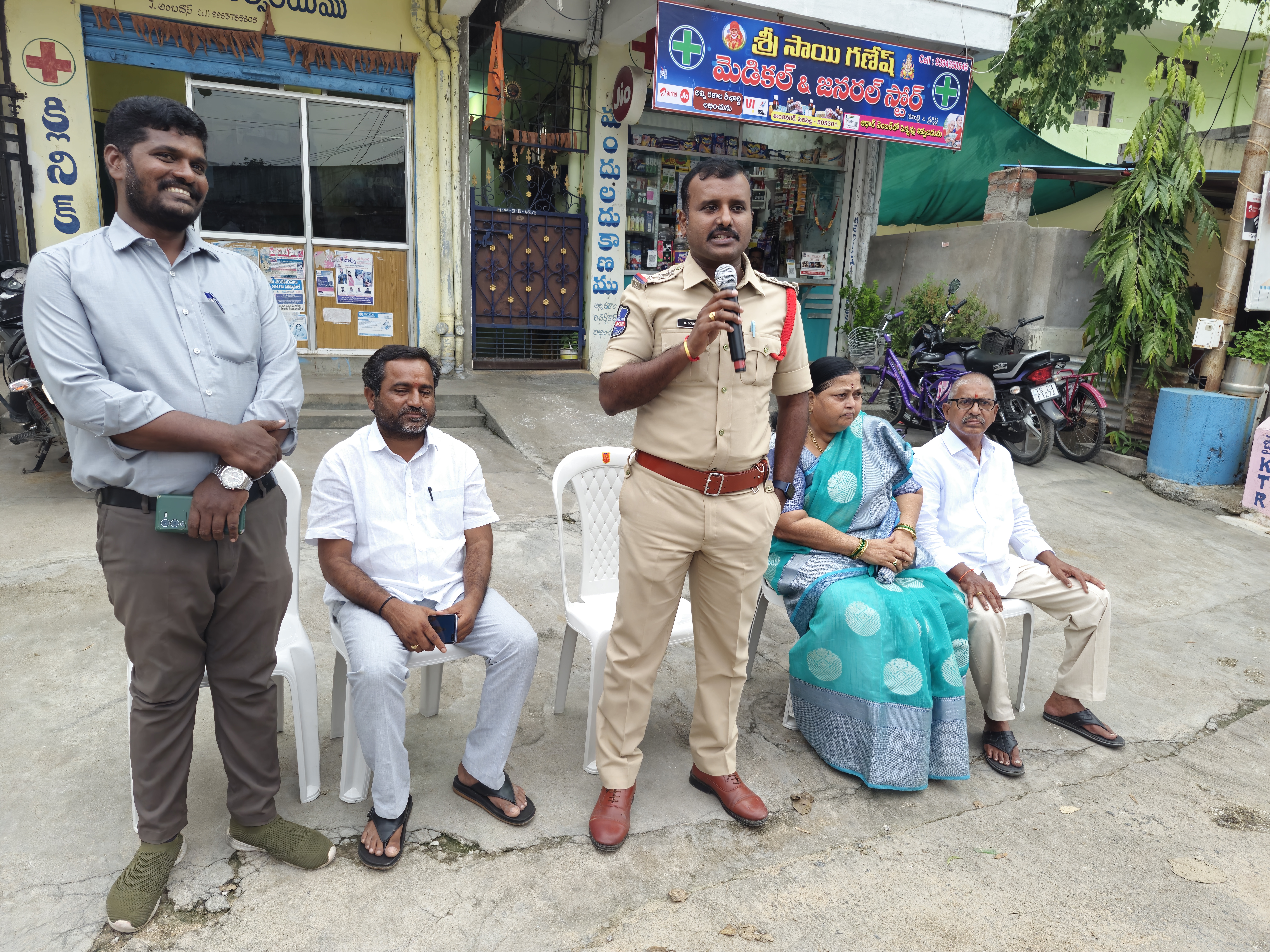 ప్రజల సమస్యల పరిష్కారాని  కే “మీకోసం “.