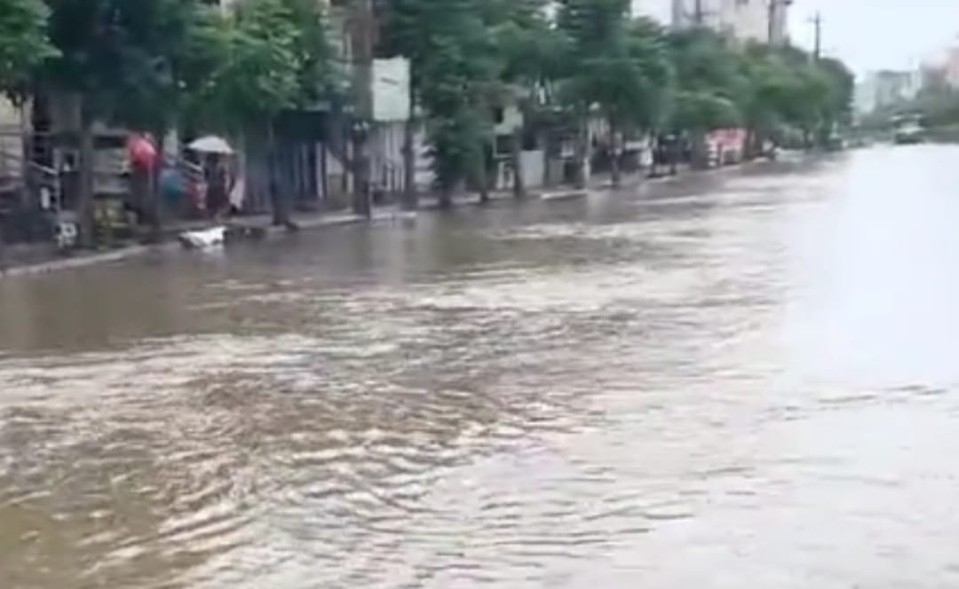 సిరిసిల్ల పాలకవర్గం తీరు వల్లే జలమయం.