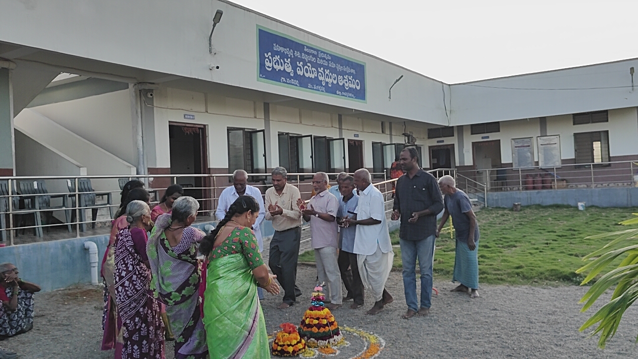 జ్ఞాపకాలను నెమరేసుకున్న వృద్దులు.