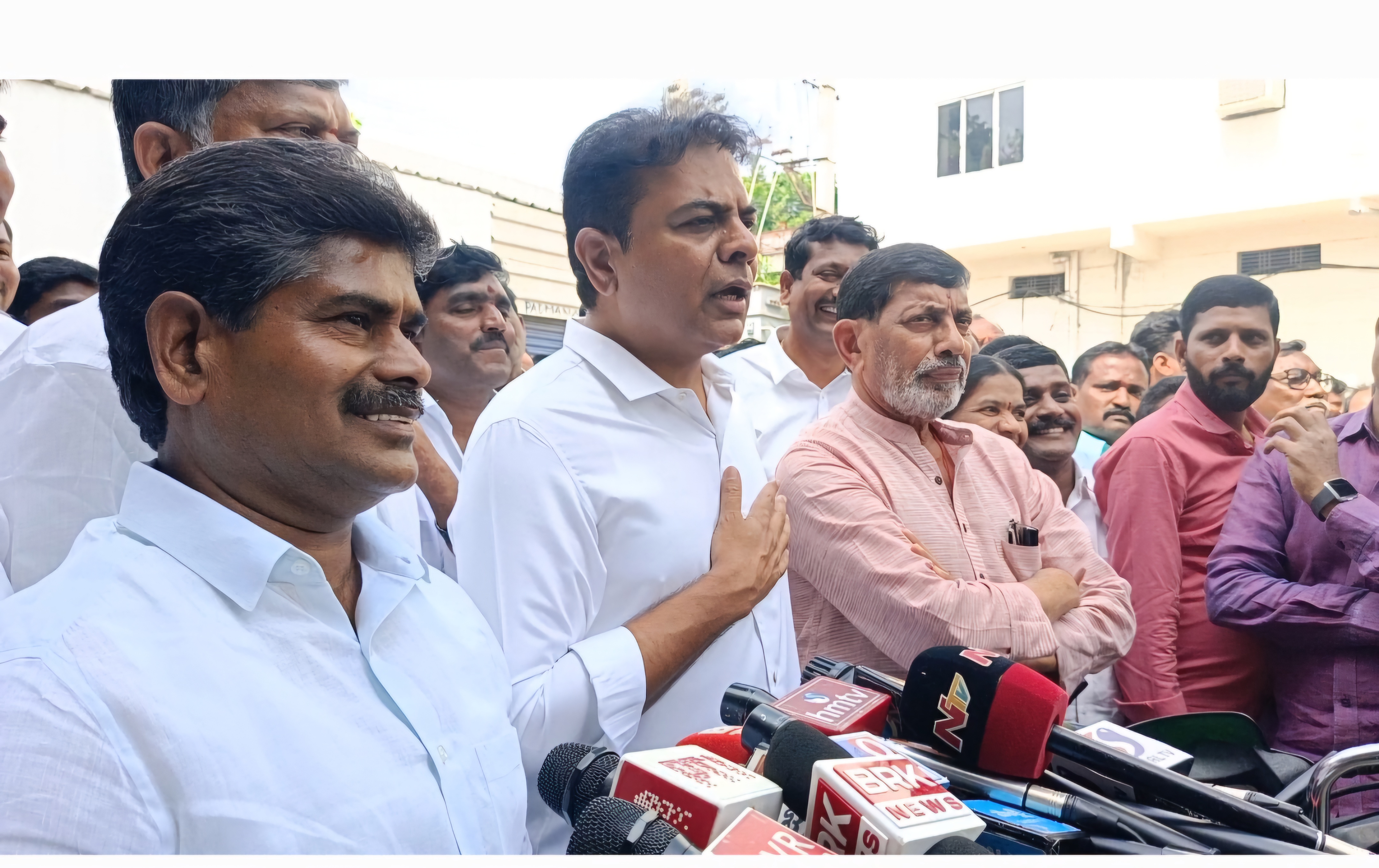 బాంబులకే భయపడలేదు గీ సుతిల్ బాంబులకు భయపడతానా…..?