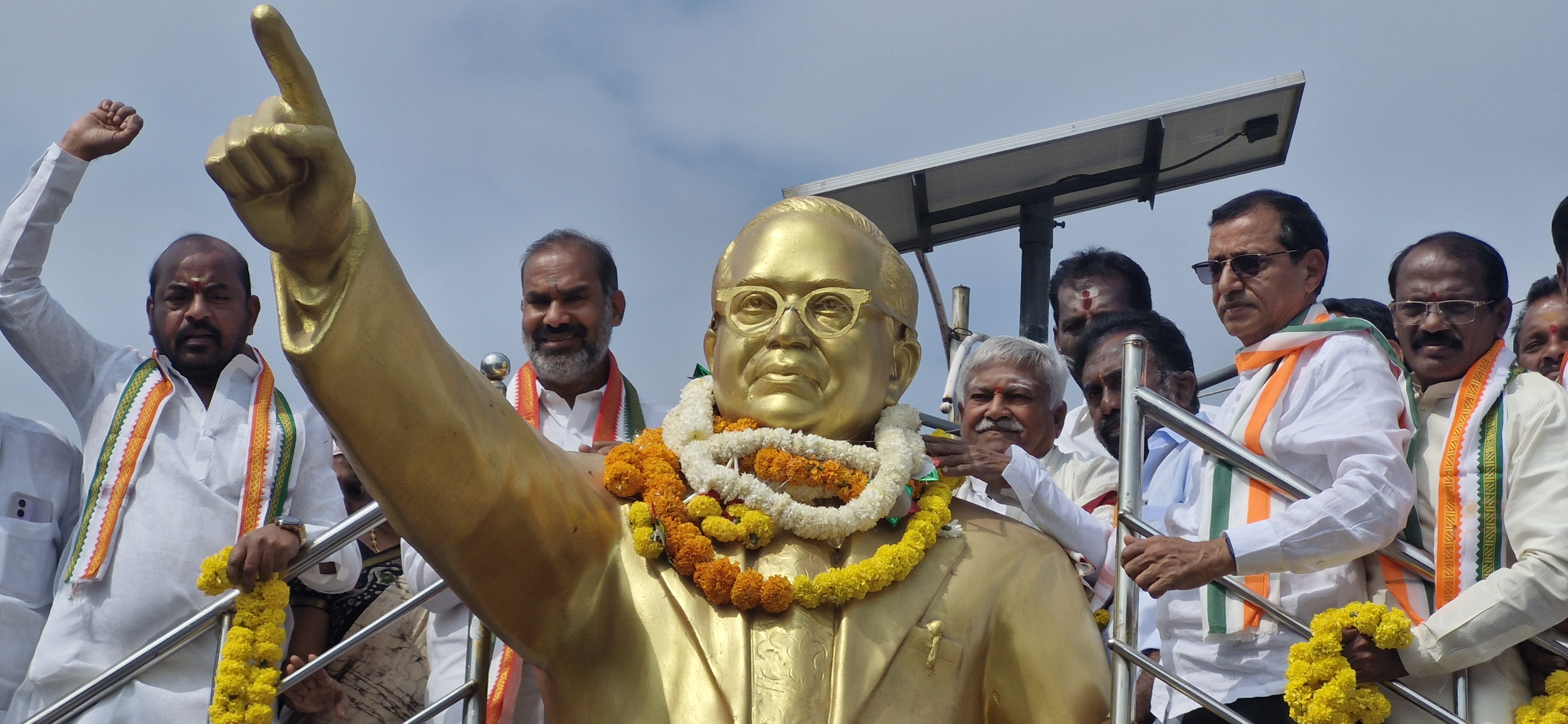అమిత్ షా ను&nbsp; మంత్రివర్గం నుండీ  భర్తరఫ్ చేయాలి.