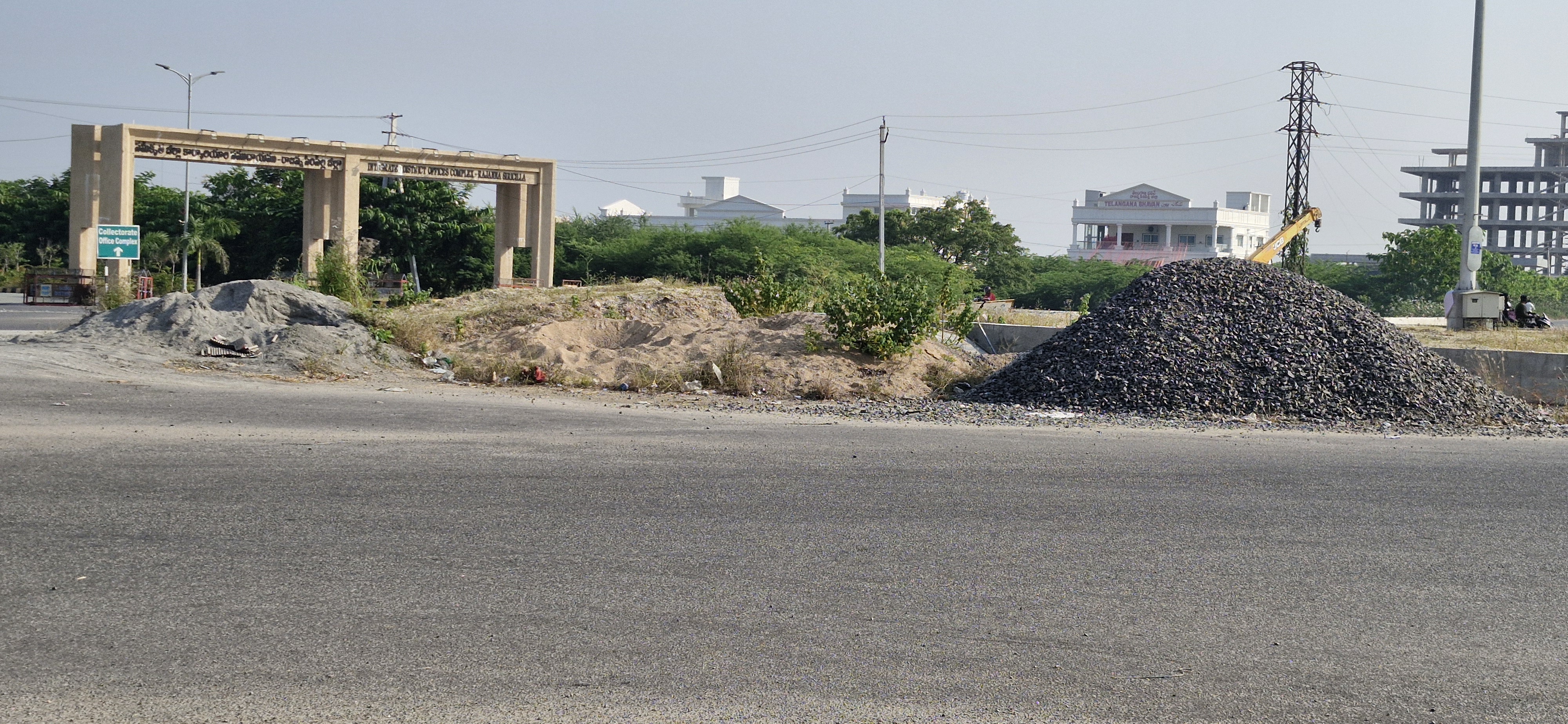 కలెక్టరేట్ ముందే ఇలా ఉంటే….మరి….?