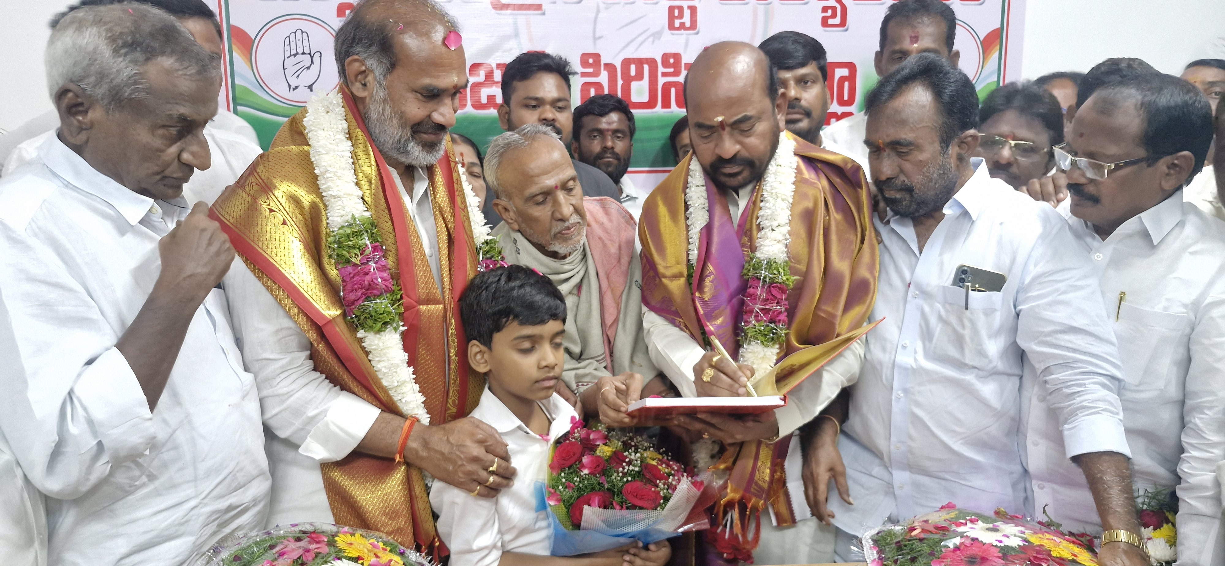 బాధ్యతలు స్వికరించిన డీసీసీ  ఛైర్మెన్.