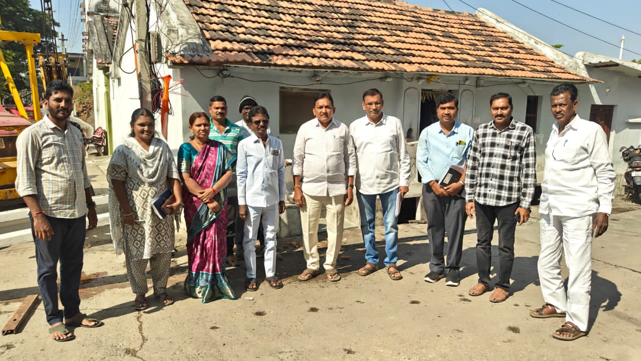 విద్యుత్ స్థంబాల ఏర్పాటుకు పరిశీలన.