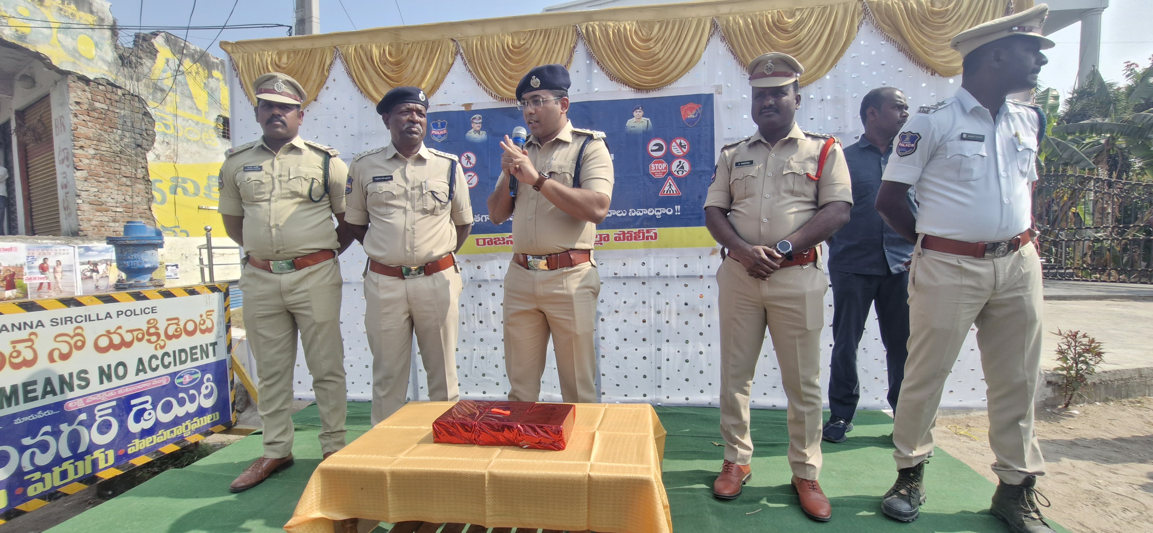 ట్రాఫిక్  నియంత్రణ పట్ల ప్రతి పౌరుడు  బాధ్యత కలిగి ఉండాలి.