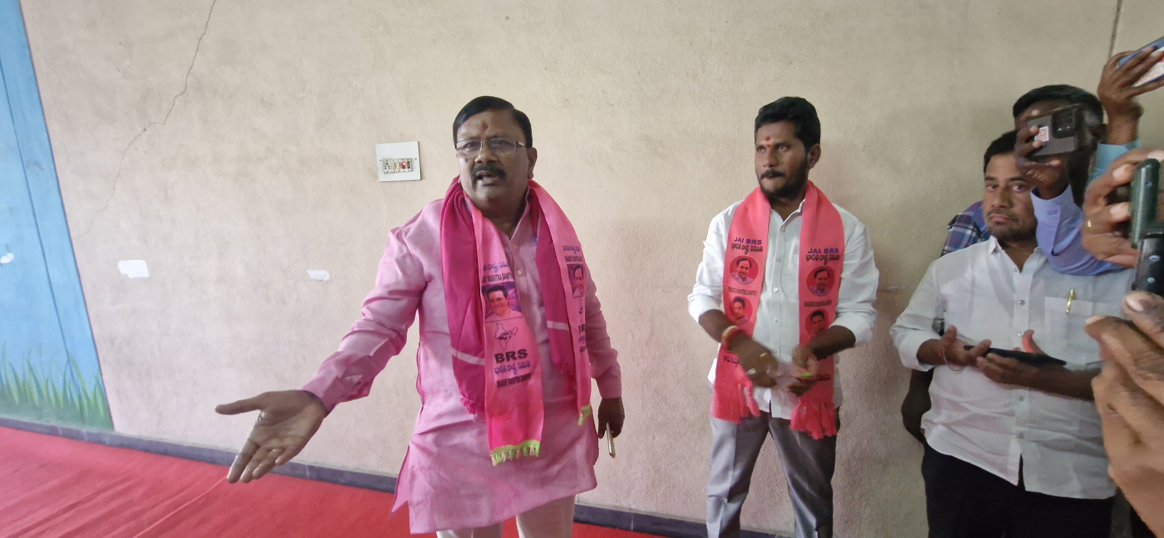 నన్ను ఏమైనా చేసుకోర్రి .