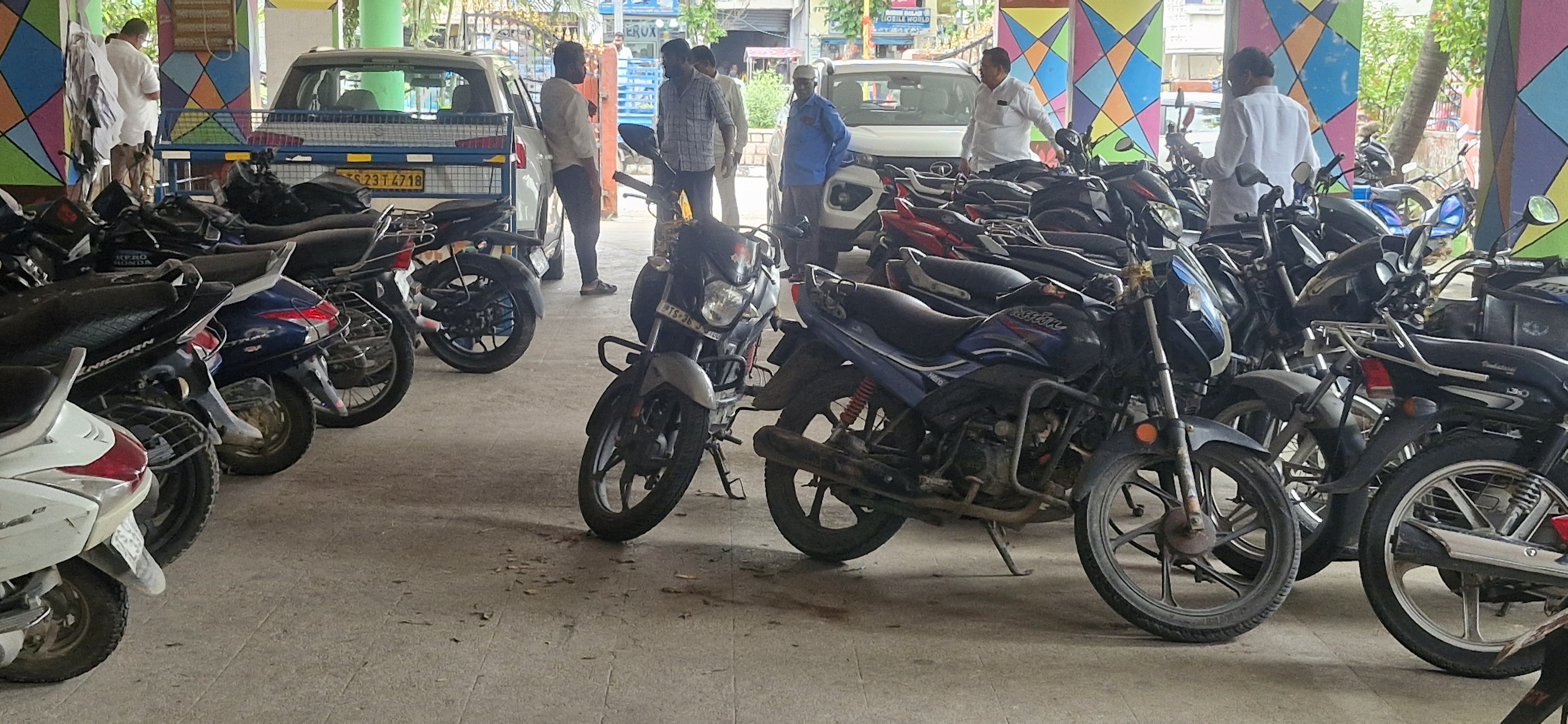 ప్రజలకు పార్కింగ్ లేదా సారు….?