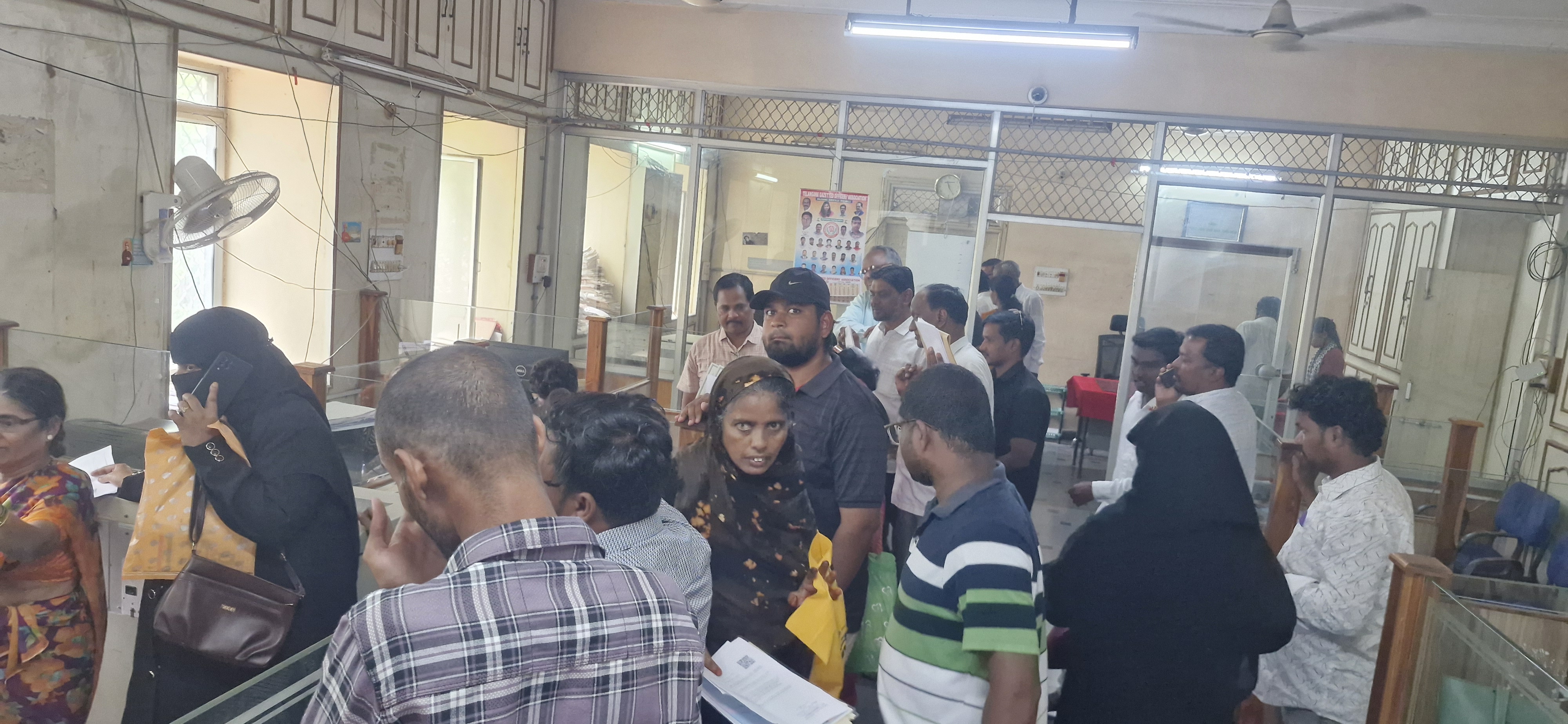 మున్సిపల్ లో కిక్కిరిసిన జనం…?